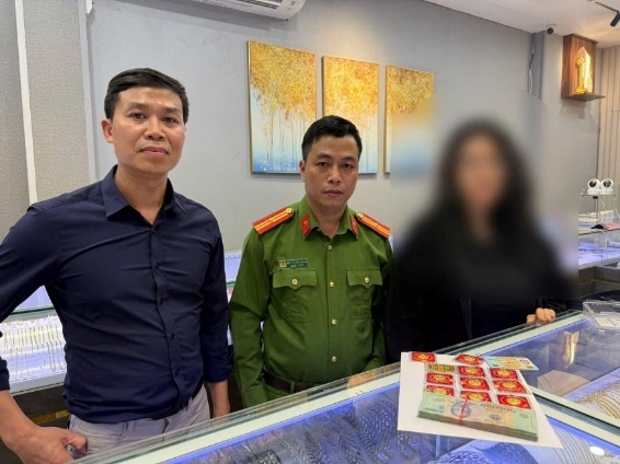 Nữ sinh mở két sắt lấy vàng của gia đình mang bán suýt nộp cho công an “dởm” Nữ sinh mở két sắt lấy vàng của gia đình mang bán suýt nộp cho công an “dởm”