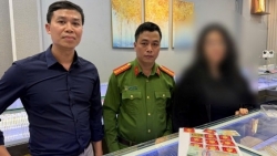 nu sinh mo ket sat lay vang cua gia dinh mang ban suyt nop cho cong an dom