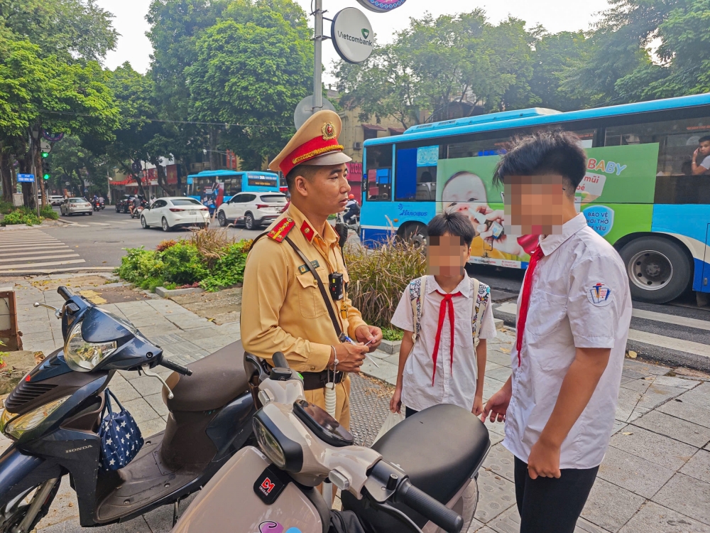 Đột xuất kiểm tra, cảnh sát xử lý hàng trăm học sinh và phụ huynh vi phạm giao thông Đột xuất kiểm tra, cảnh sát xử lý hàng trăm học sinh và phụ huynh vi phạm giao thông