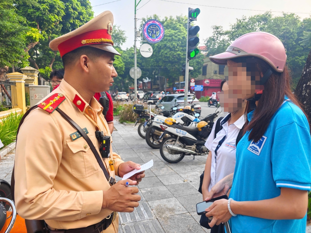 Đột xuất kiểm tra, cảnh sát xử lý hàng trăm học sinh và phụ huynh vi phạm giao thông Đột xuất kiểm tra, cảnh sát xử lý hàng trăm học sinh và phụ huynh vi phạm giao thông
