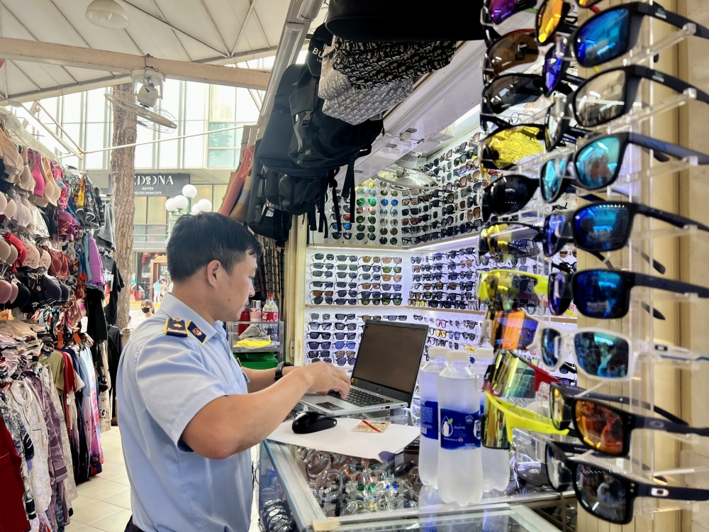 Nóng cuộc chiến chống buôn lậu, hàng giả tại phía Nam Nóng cuộc chiến chống buôn lậu, hàng giả tại phía Nam