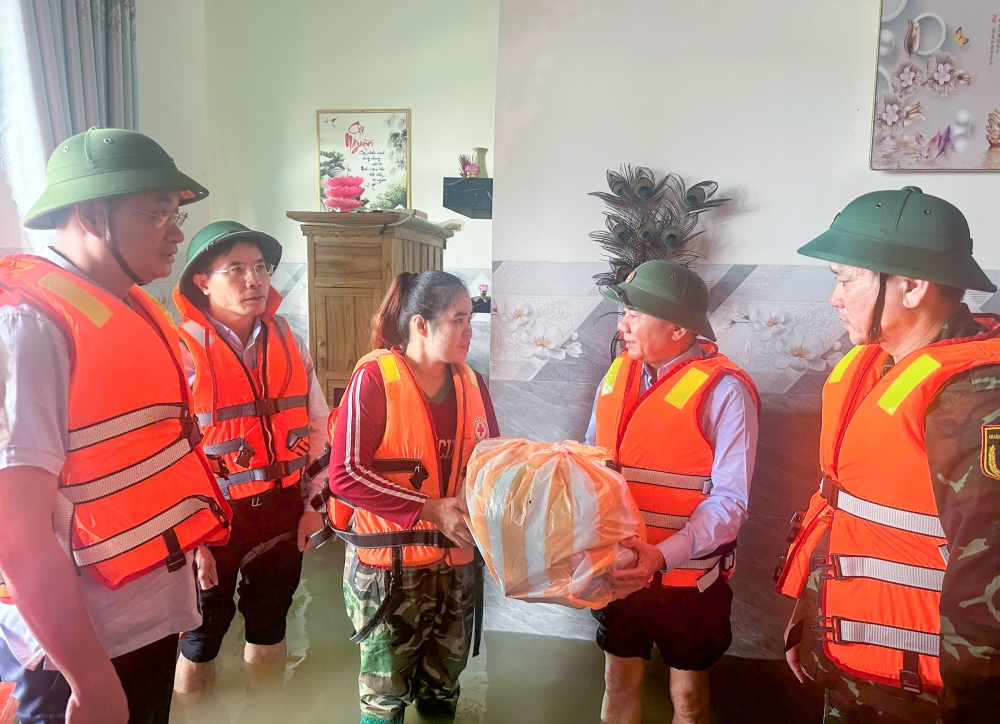 Bộ Chính trị yêu cầu khẩn trương khắc phục hậu quả mưa lũ ở miền Trung Bộ Chính trị yêu cầu khẩn trương khắc phục hậu quả mưa lũ ở miền Trung