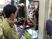 Hàng chục nghìn đồng hồ, túi xách 