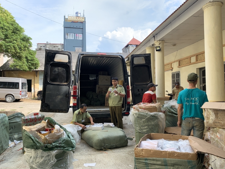 hang tram chiec vi cam tay nghi gia hang hieu louis vuitton chanel