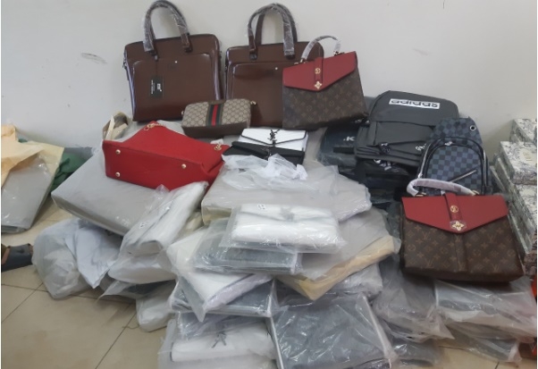 bat giu lo hang tui xach vi da nghi gia hang hieu louis vuittion gucci