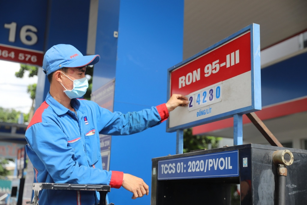 Khan hiếm cục bộ, giá xăng dầu tiếp tục tăng mạnh