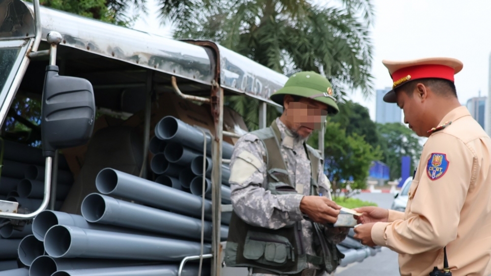 Hà Nội xử lý xe tự chế, chở hàng hoá cồng kềnh gây mất an toàn giao thông