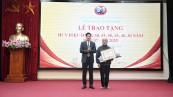 xa duong hoa trao tang truy tang huy hieu dang cho 17 dang vien