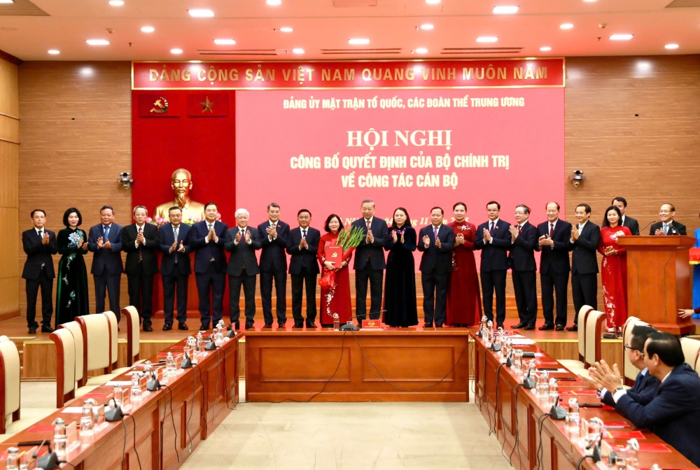 Đồng chí Bùi Thị Minh Hoài giữ chức Bí thư Đảng ủy MTTQ, các đoàn thể Trung ương Đồng chí Bùi Thị Minh Hoài giữ chức Bí thư Đảng ủy MTTQ, các đoàn thể Trung ương