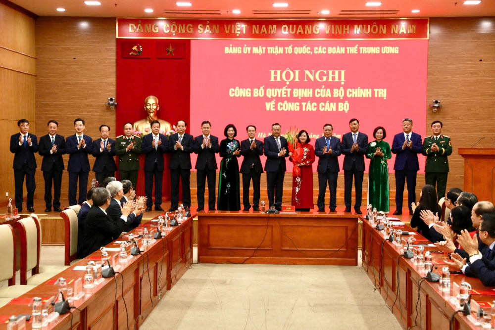 Đồng chí Bùi Thị Minh Hoài giữ chức Bí thư Đảng ủy MTTQ, các đoàn thể Trung ương Đồng chí Bùi Thị Minh Hoài giữ chức Bí thư Đảng ủy MTTQ, các đoàn thể Trung ương