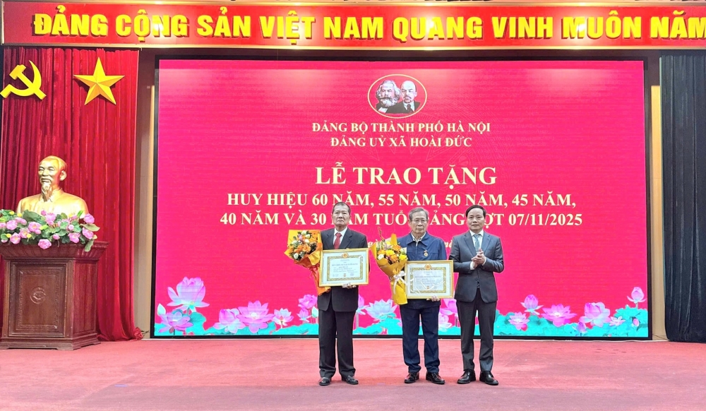 Xã Hoài Đức trao Huy hiệu Đảng cho 33 đảng viên Xã Hoài Đức trao Huy hiệu Đảng cho 33 đảng viên