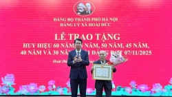 xa hoai duc trao huy hieu dang cho 33 dang vien