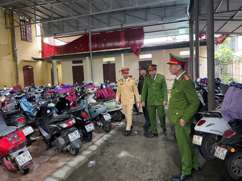 Cảnh sát giao thông tổng kiểm tra bãi giữ xe trong và ngoài trường học Cảnh sát giao thông tổng kiểm tra bãi giữ xe trong và ngoài trường học