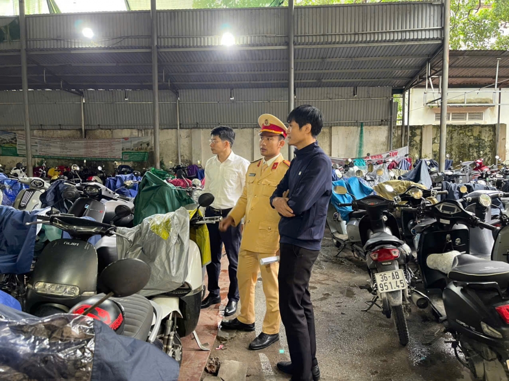 Cảnh sát giao thông tổng kiểm tra bãi giữ xe trong và ngoài trường học Cảnh sát giao thông tổng kiểm tra bãi giữ xe trong và ngoài trường học