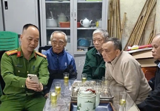 Công an Tây Hồ hướng dẫn Nhân dân góp ý các văn kiện Đại hội XIV của Đảng