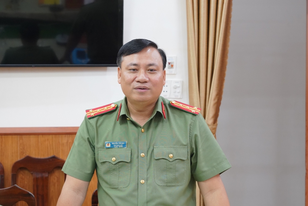 Công an Hà Nội trao quà hỗ trợ Đà Nẵng, Quảng Ngãi khắc phục hậu quả bão lụt