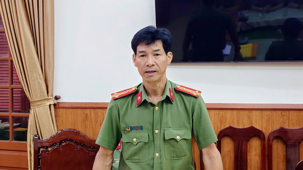 Công an Hà Nội trao quà hỗ trợ Đà Nẵng, Quảng Ngãi khắc phục hậu quả bão lụt