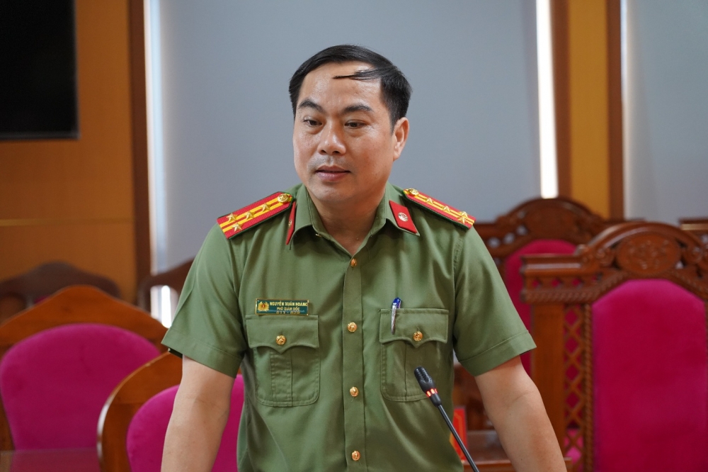 Công an Hà Nội trao quà hỗ trợ Đà Nẵng, Quảng Ngãi khắc phục hậu quả bão lụt