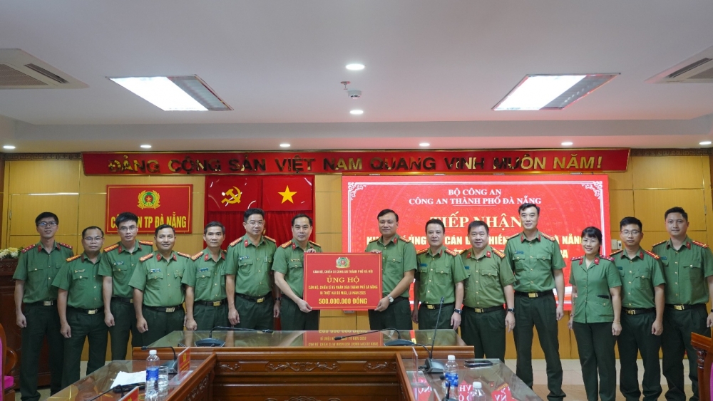 Công an Hà Nội trao quà hỗ trợ Đà Nẵng, Quảng Ngãi khắc phục hậu quả bão lụt