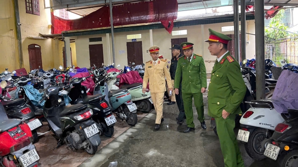 Cảnh sát giao thông tổng kiểm tra bãi giữ xe trong và ngoài trường học