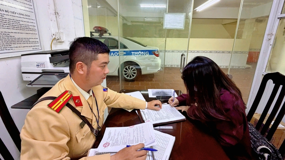 Cục trưởng CSGT chỉ đạo xử lý, nữ tài xế ô tô đi ngược chiều bị phạt 19 triệu đồng