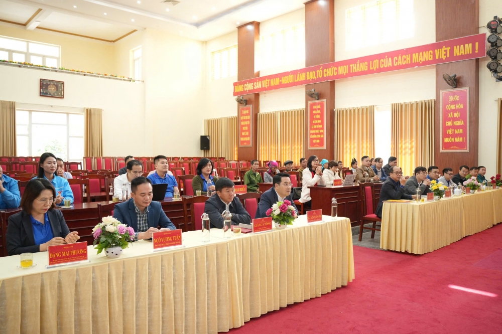 Báo Tuổi trẻ Thủ đô trao tặng 540 triệu đồng, chung tay xóa nhà tạm tại Lào Cai Báo Tuổi trẻ Thủ đô trao tặng 540 triệu đồng, chung tay xóa nhà tạm tại Lào Cai