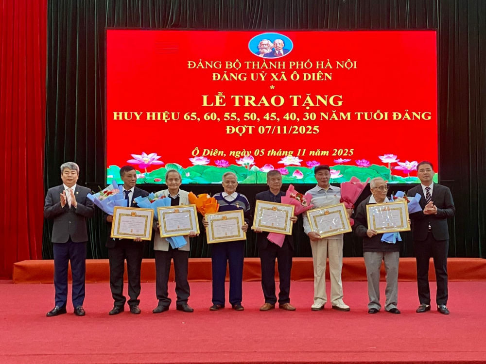 Xã Ô Diên trao tặng Huy hiệu Đảng cho 47 đảng viên lão thành Xã Ô Diên trao tặng Huy hiệu Đảng cho 47 đảng viên lão thành