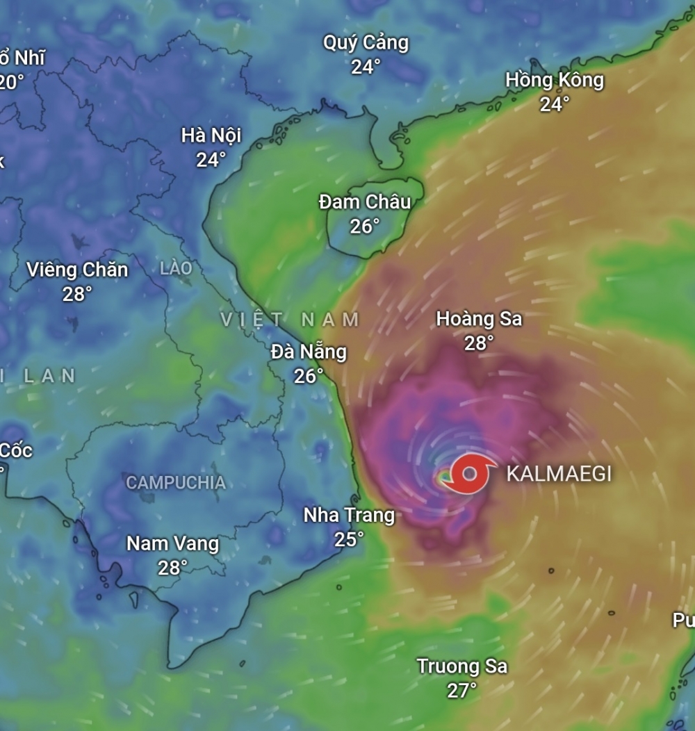Cơn bão số 13 giật cấp 17 sắp vào đất liền, miền Trung tiếp tục mưa to gió lớn