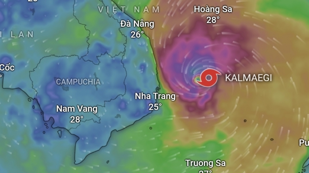 Cơn bão số 13 giật cấp 17 sắp vào đất liền, miền Trung tiếp tục mưa to gió lớn