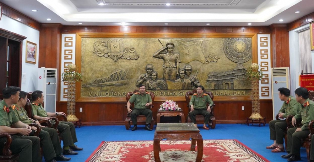 Công an Hà Nội tiếp tục sẻ chia với người dân, công an vùng bão lụt miền Trung Công an Hà Nội tiếp tục sẻ chia với người dân, công an vùng bão lụt miền Trung