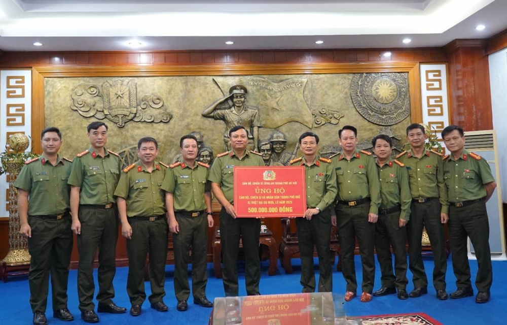 Công an Hà Nội tiếp tục sẻ chia với người dân, công an vùng bão lụt miền Trung Công an Hà Nội tiếp tục sẻ chia với người dân, công an vùng bão lụt miền Trung