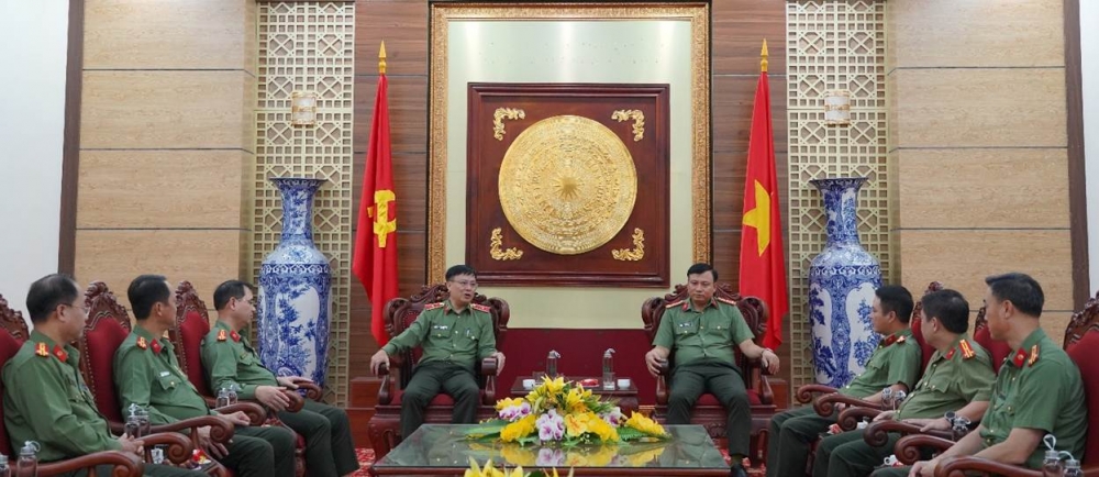 Công an Hà Nội tiếp tục sẻ chia với người dân, công an vùng bão lụt miền Trung Công an Hà Nội tiếp tục sẻ chia với người dân, công an vùng bão lụt miền Trung