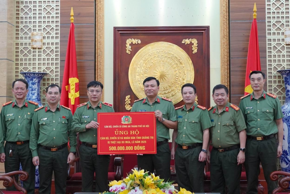 Công an Hà Nội tiếp tục sẻ chia với người dân, công an vùng bão lụt miền Trung Công an Hà Nội tiếp tục sẻ chia với người dân, công an vùng bão lụt miền Trung