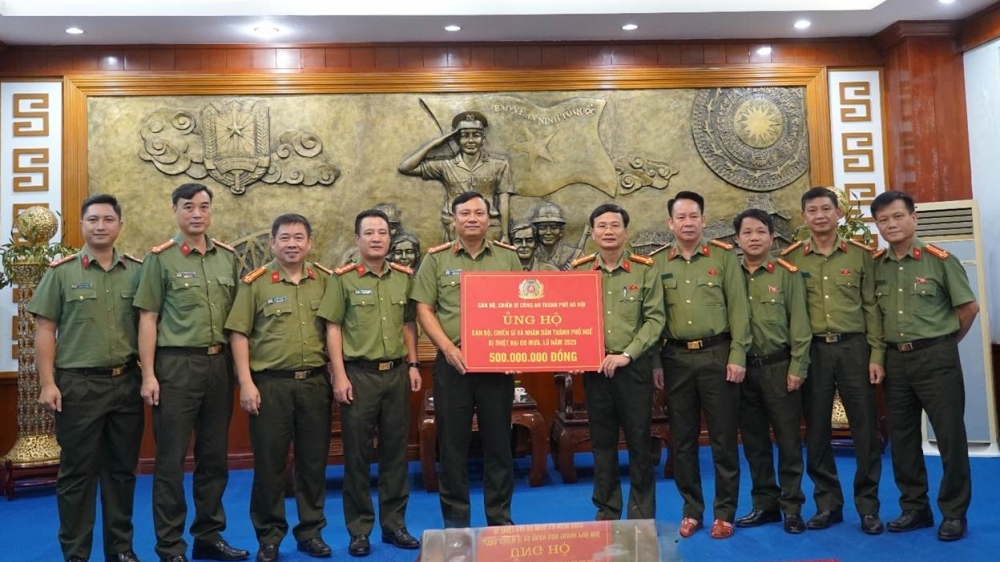 Công an Hà Nội tiếp tục sẻ chia với người dân, công an vùng bão lụt miền Trung