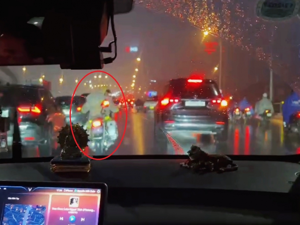 CSGT Hà Nội dùng mô tô đặc chủng đưa người đột quỵ đi cấp cứu