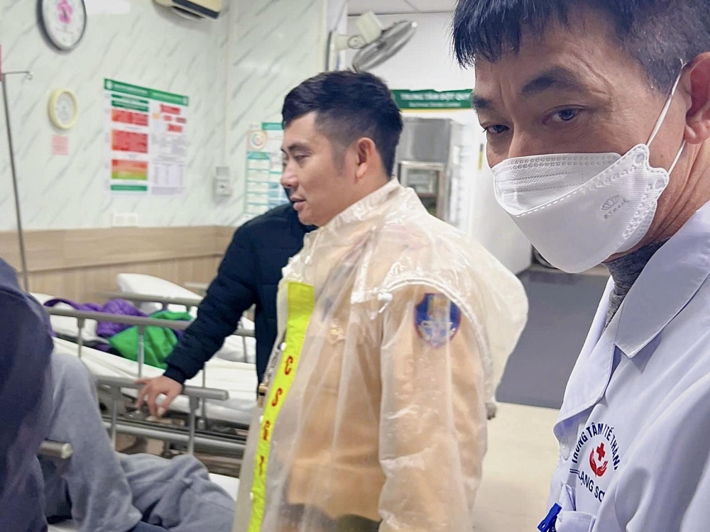 CSGT Hà Nội dùng mô tô đặc chủng đưa người đột quỵ đi cấp cứu