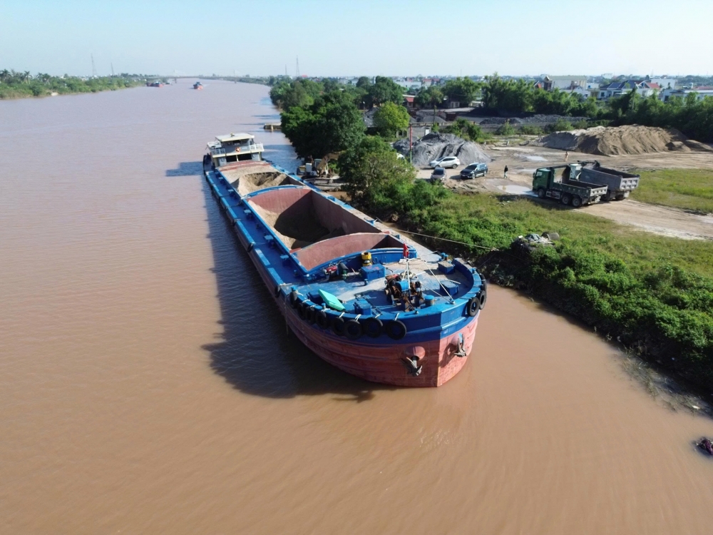 Phát hiện bến bãi vật liệu xây dựng hoạt động “chui” trên sông Trà Lý