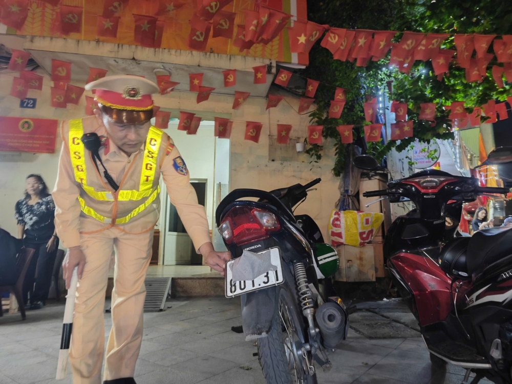 Cảnh báo đến những người dùng khẩu trang che biển số và dùng điện thoại khi lái xe Cảnh báo đến những người dùng khẩu trang che biển số và dùng điện thoại khi lái xe