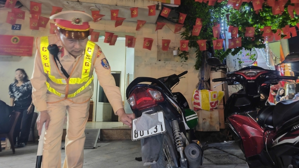 Cảnh báo đến những người dùng khẩu trang che biển số và dùng điện thoại khi lái xe