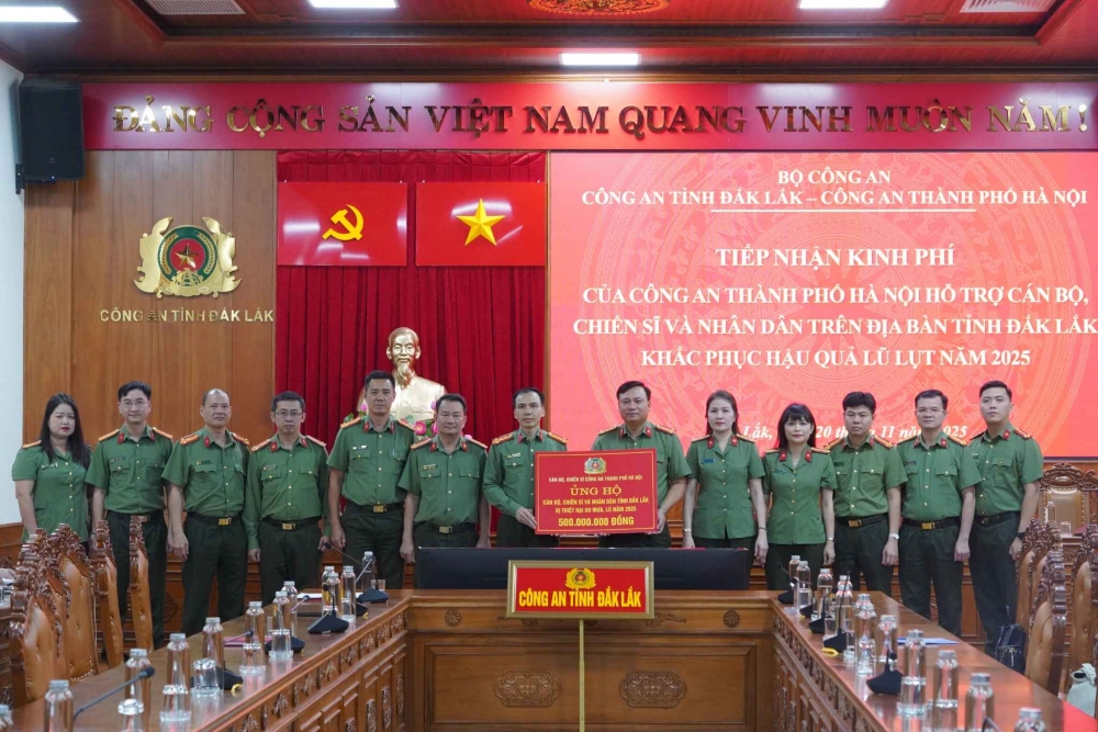 Công an Hà Nội thăm hỏi, hỗ trợ Đắk Lắk khắc phục hậu quả mưa lũ Công an Hà Nội thăm hỏi, hỗ trợ Đắk Lắk khắc phục hậu quả mưa lũ