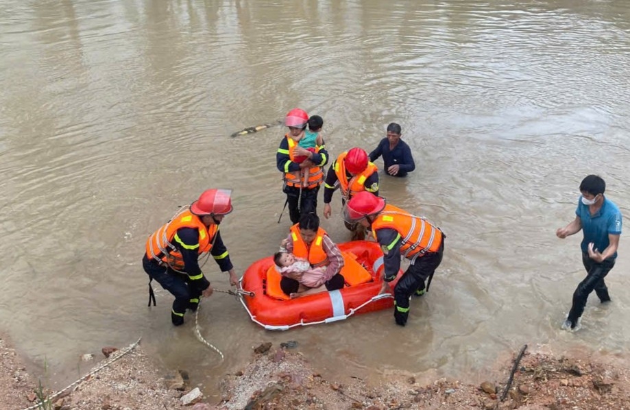 Mưa lũ ở miền Trung làm 102 người chết, mất tích; 1.154 nhà bị hư hỏng