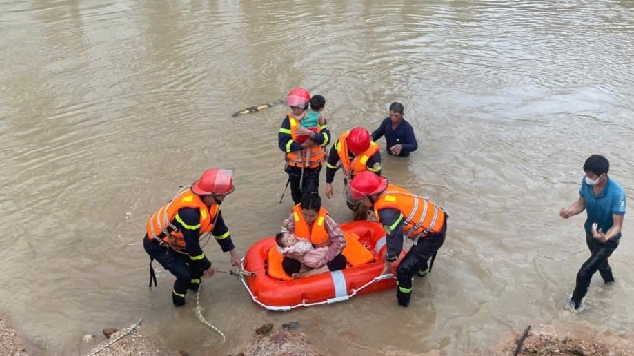 Mưa lũ ở miền Trung làm 102 người chết, mất tích; 1.154 nhà bị hư hỏng