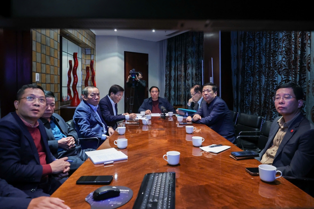 Họp từ nước ngoài, Thủ tướng nói: Nhân dân cần nhất chúng ta trong những lúc khó khăn