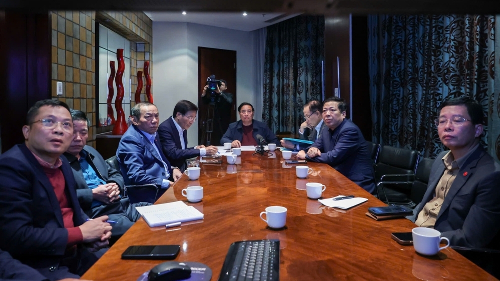 Họp từ nước ngoài, Thủ tướng nói: Nhân dân cần nhất chúng ta trong những lúc khó khăn