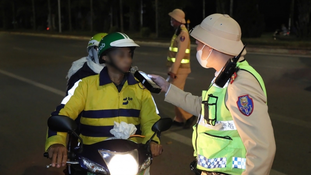 Hà Nội: Xử lý 284 trường hợp vi phạm nồng độ cồn trong ngày cuối tuần