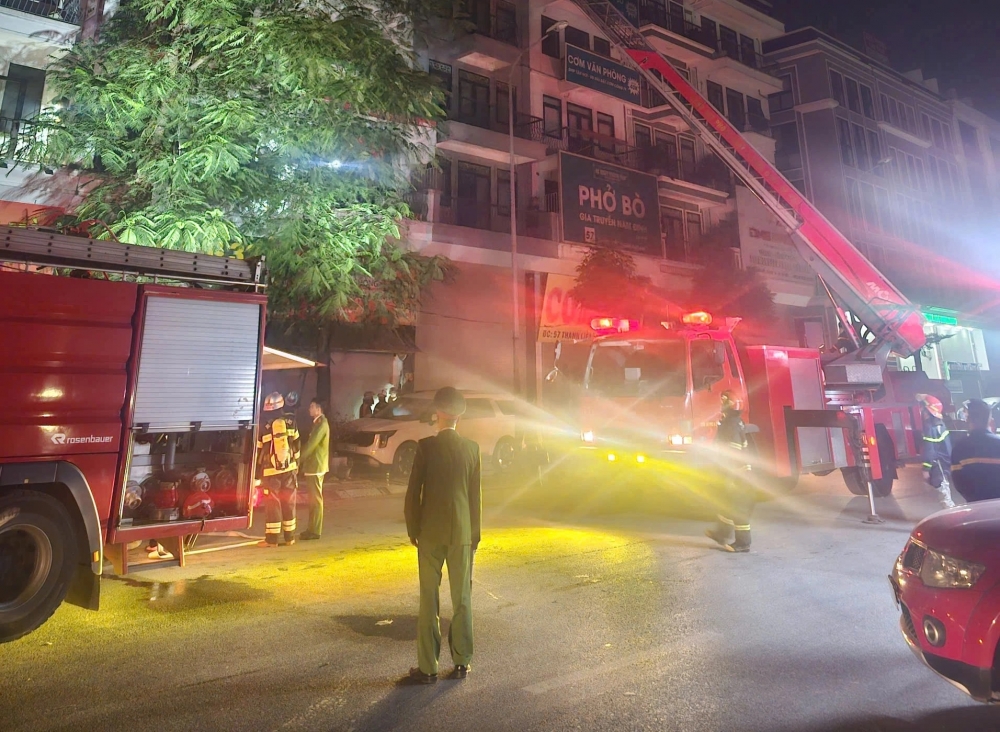 Hà Nội: Cứu 5 người thoát khỏi đám cháy trong ngôi nhà 5 tầng ở phường Thanh Liệt Hà Nội: Cứu 5 người thoát khỏi đám cháy trong ngôi nhà 5 tầng ở phường Thanh Liệt