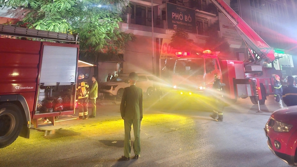 Hà Nội: Cứu 5 người thoát khỏi đám cháy trong ngôi nhà 5 tầng ở phường Thanh Liệt