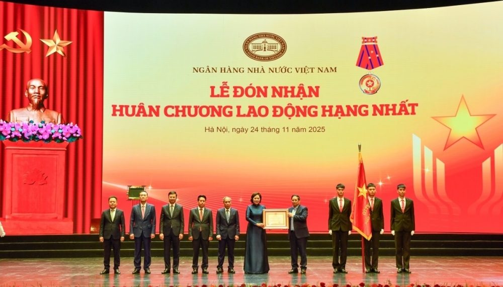 NHNN đón nhận Huân chương lao động hạng Nhất