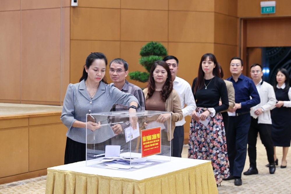 Thủ tướng Phạm Minh Chính cùng lãnh đạo Chính phủ và tập thể VPCP ủng hộ đồng bào vùng thiên tai