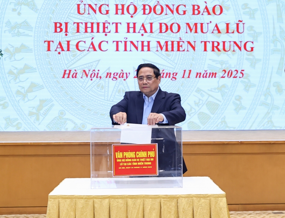 Thủ tướng Phạm Minh Chính cùng lãnh đạo Chính phủ và tập thể VPCP ủng hộ đồng bào vùng thiên tai